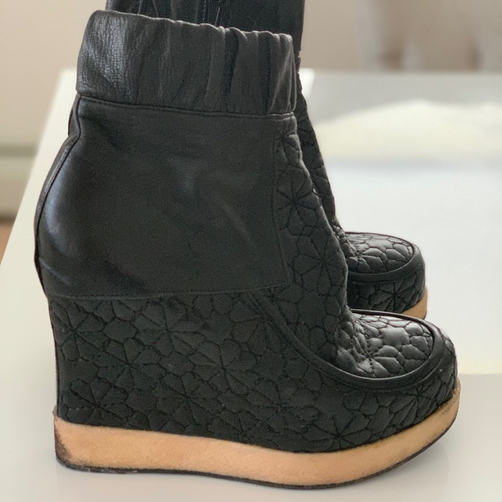 B store wedge boots